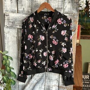 Cute bomber jacket. Floral print. Polyester.